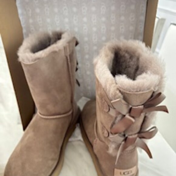 UGG  Bailey Bow II - Picture 1 of 2
